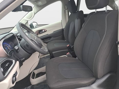 Used 2023 Chrysler Voyager LX image 16