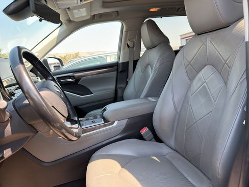 Used 2021 Toyota Highlander Platinum AWD/4WD image 2