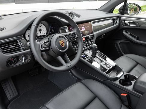 Certified 2026 Porsche Macan AWD/4WD image 4