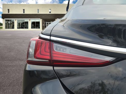 Used 2019 Lexus ES 350 Luxury image 10