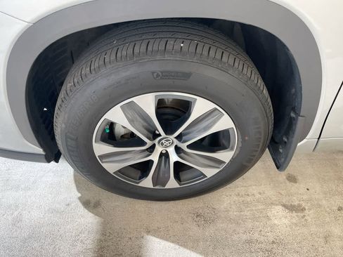 Used 2023 Toyota Highlander XLE image 10