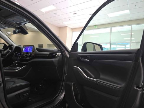 Used 2023 Toyota Highlander XLE AWD/4WD image 29