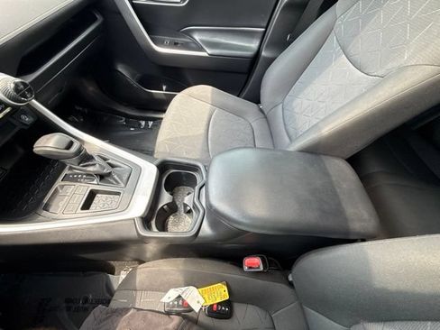 Used 2021 Toyota RAV4 XLE w/ Convenience Package FWD image 13
