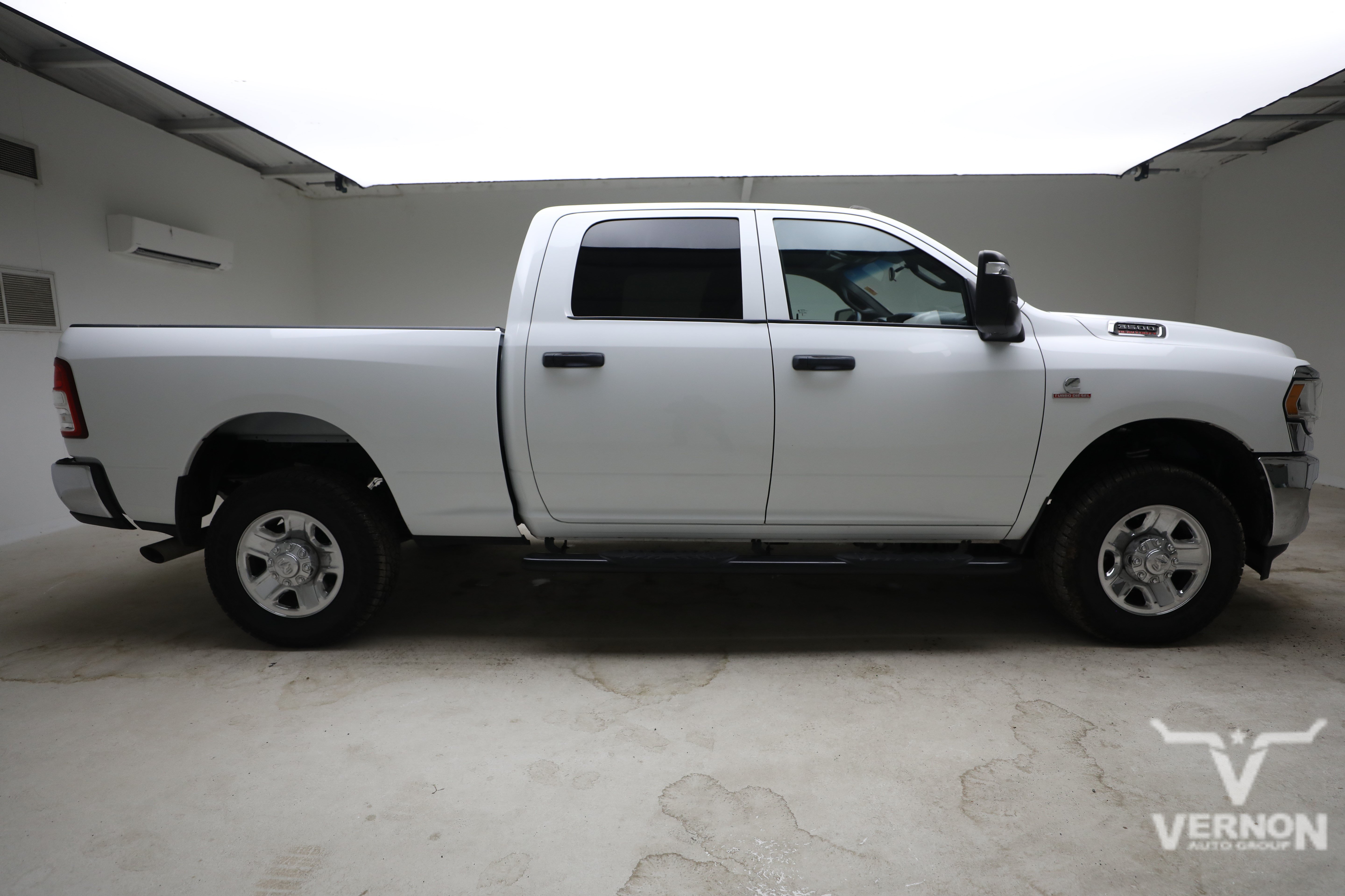 Used 2024 RAM 3500 Tradesman w/ Chrome Appearance Group AWD/4WD image 6