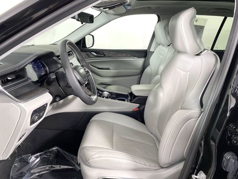 Used 2022 Jeep Grand Cherokee Overland w/ Luxury Tech Group IV image 17