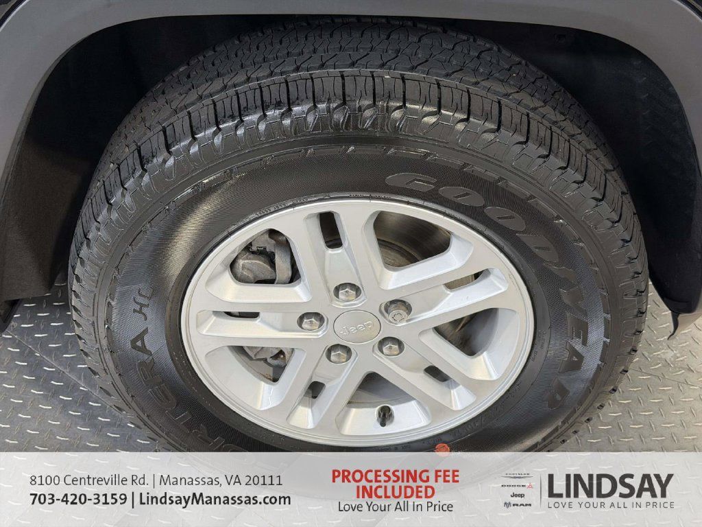 Used 2023 Jeep Grand Cherokee Laredo AWD/4WD image 11