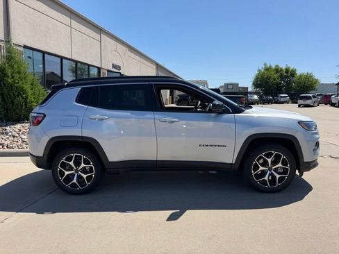 Used 2025 Jeep Compass Limited AWD/4WD image 5