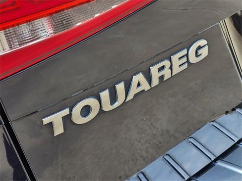 Used 2016 Volkswagen Touareg Sport image 12