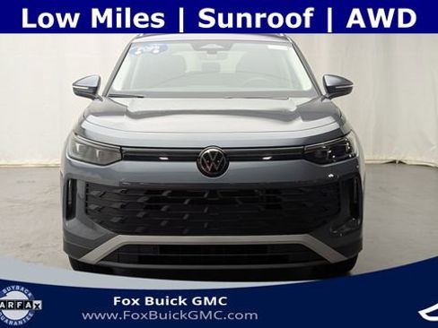 Used 2025 Volkswagen Tiguan SE w/ Panoramic Sunroof Package AWD/4WD image 2