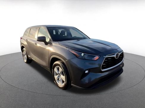 Used 2025 Toyota Highlander LE image 2