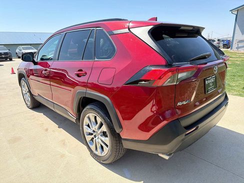 Used 2021 Toyota RAV4 XLE Premium image 4