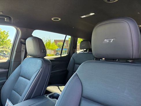 Certified 2025 Buick Enclave Sport Touring FWD image 13