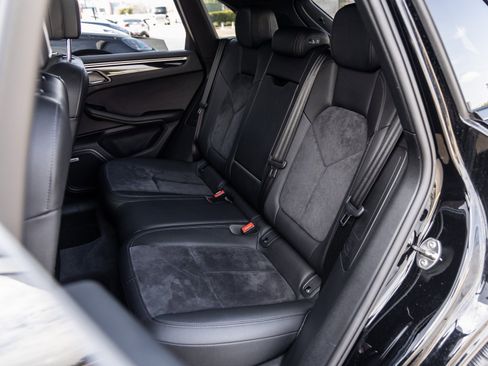 Certified 2021 Porsche Macan image 36