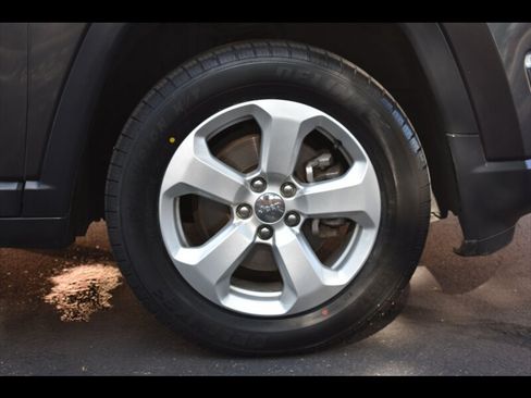 Used 2018 Jeep Compass Latitude FWD image 36