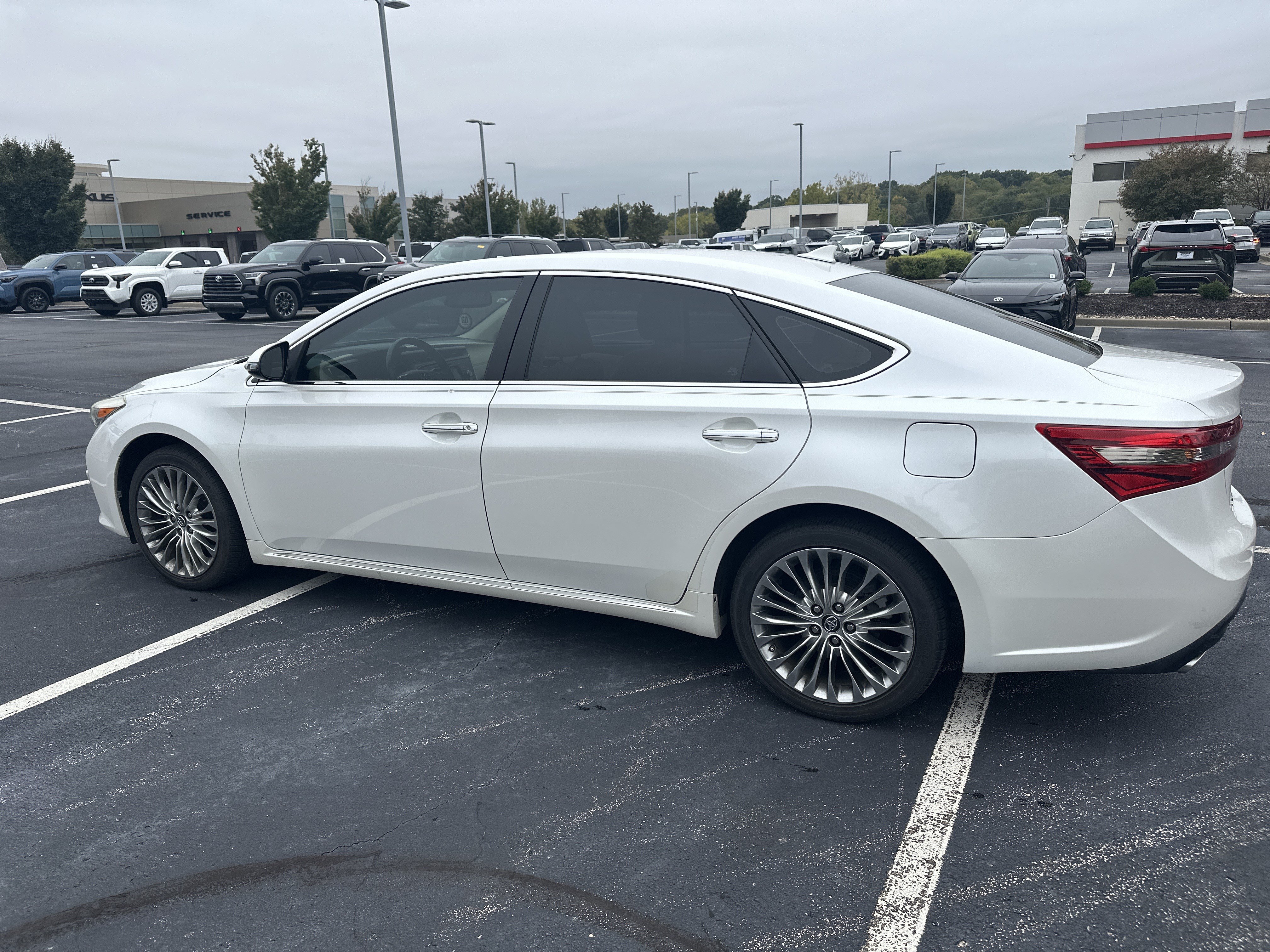 Used 2016 Toyota Avalon Limited FWD image 9