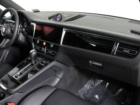 Certified 2025 Porsche Macan AWD/4WD image 24