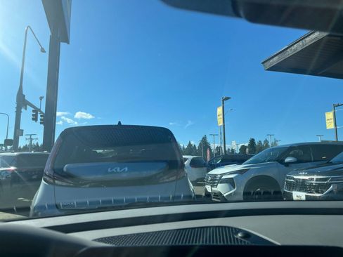 Used 2025 Hyundai Elantra SEL image 17