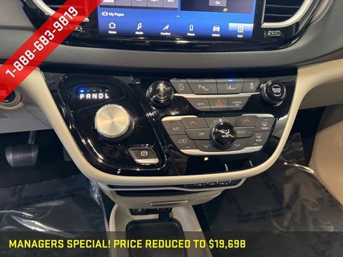 Used 2021 Chrysler Pacifica Touring-L FWD image 3