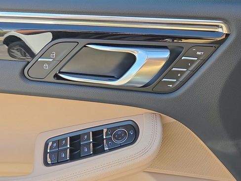 Certified 2026 Porsche Macan AWD/4WD image 7