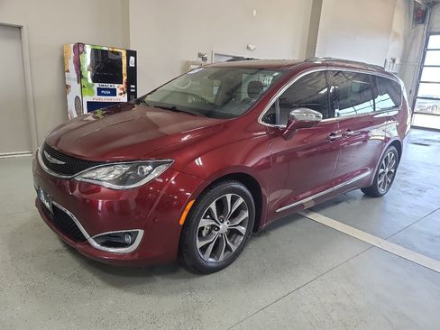 Used 2017 Chrysler Pacifica Limited image 2