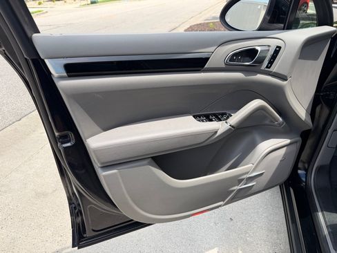 Used 2014 Porsche Cayenne w/ Comfort Plus Package AWD/4WD image 9