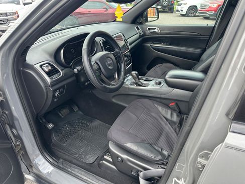 Used 2019 Jeep Grand Cherokee Laredo AWD/4WD image 9