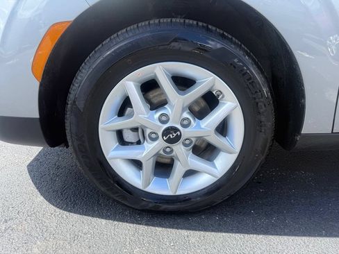Used 2025 Kia Soul LX w/ LX Technology Package FWD image 13