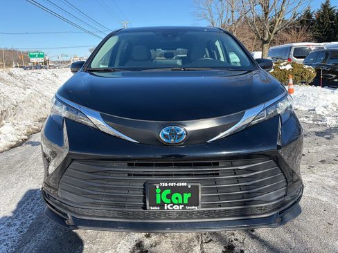 Used 2024 Toyota Sienna LE image 3