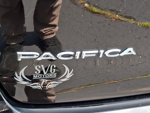 Used 2024 Chrysler Pacifica Touring-L FWD image 29