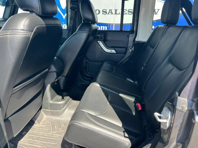 Used 2018 Jeep Wrangler Unlimited Sahara w/ Dual Top Group AWD/4WD image 17