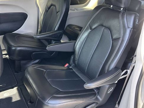 Used 2024 Chrysler Pacifica Touring-L image 20