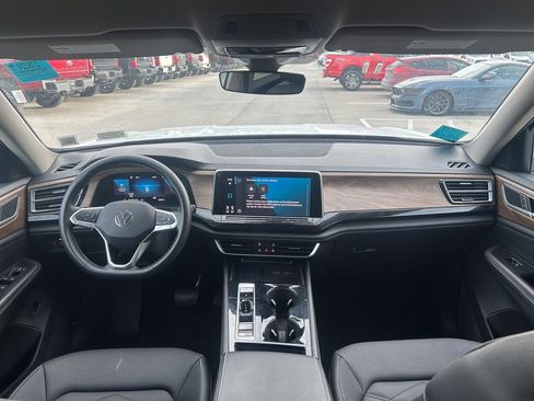 Used 2025 Volkswagen Atlas SE image 30