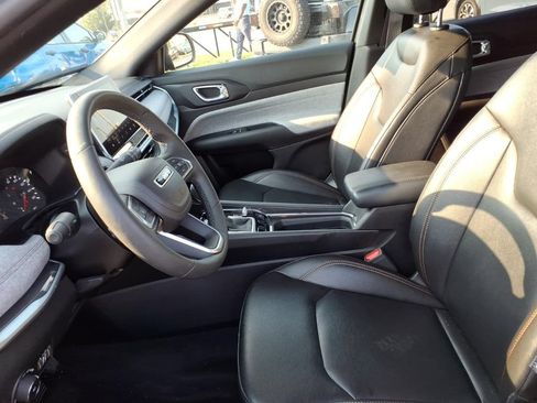 Certified 2024 Jeep Compass Latitude AWD/4WD image 9