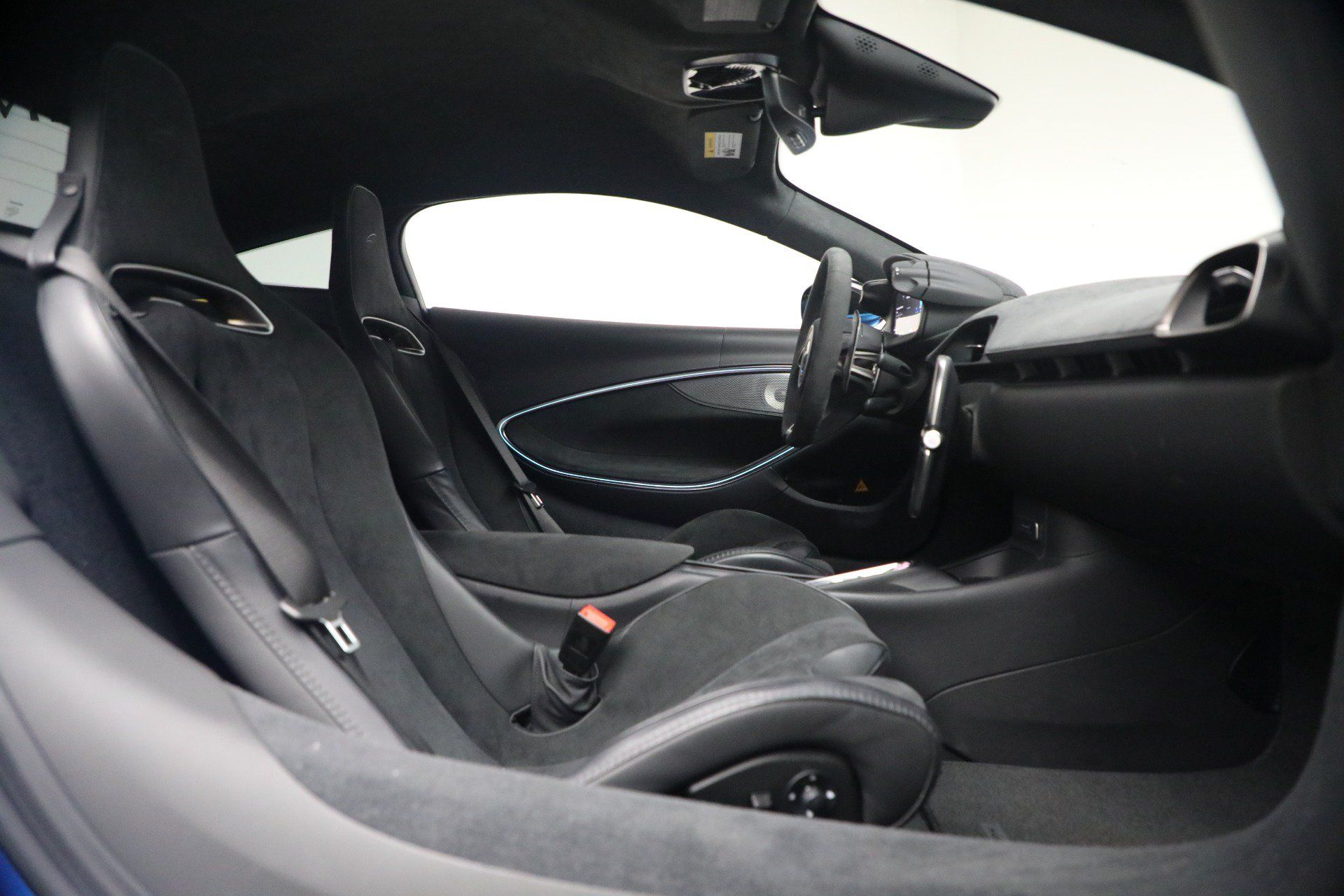 Used 2024 McLaren Artura RWD image 21