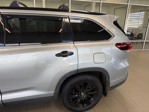 Used 2019 Toyota Highlander SE image 2