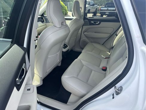 Used 2022 Volvo XC60 B5 Inscription w/ Advanced Package FWD image 10