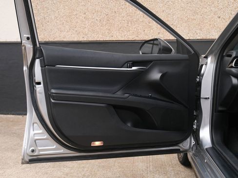 Used 2020 Toyota Camry XSE image 18