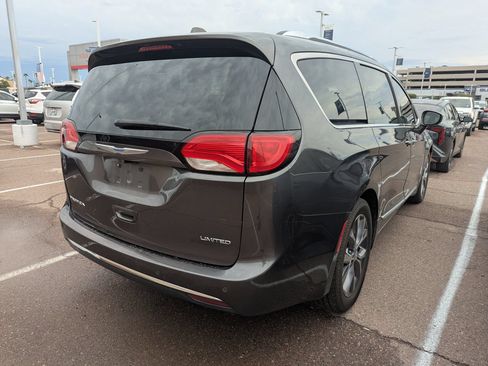 Used 2018 Chrysler Pacifica Limited w/ Tire & Wheel Group FWD image 3