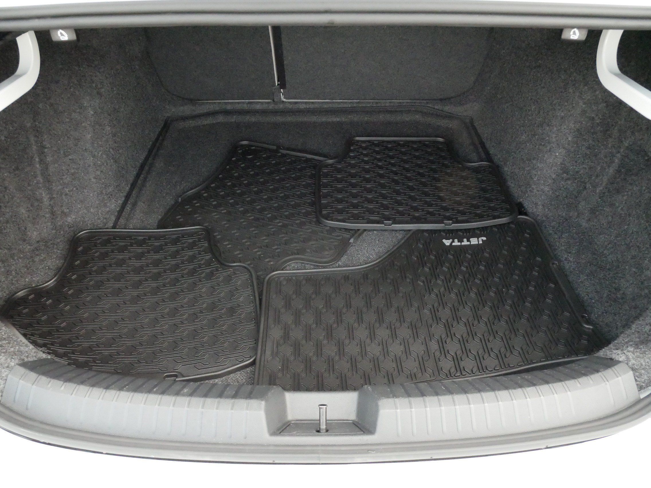 Certified 2025 Volkswagen Jetta SE w/ Sunroof Package FWD image 18