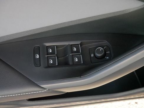 Certified 2025 Volkswagen Jetta SE w/ Sunroof Package image 19