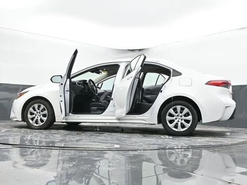 Used 2025 Toyota Corolla LE image 68