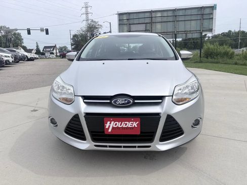 Used 2014 Ford Focus SE w/ SE Sport Package FWD image 2