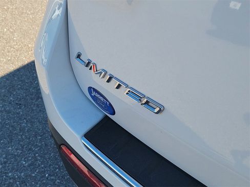 Used 2022 Ford Explorer Limited w/ Equipment Group 301A image 8