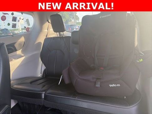 Used 2018 Chrysler Pacifica Limited FWD image 7