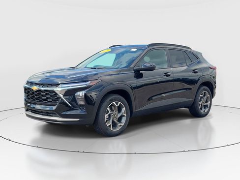 Used 2026 Chevrolet Trax LT FWD image 2