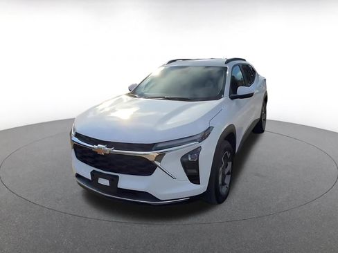 Used 2025 Chevrolet Trax LT w/ LT Convenience Package image 7