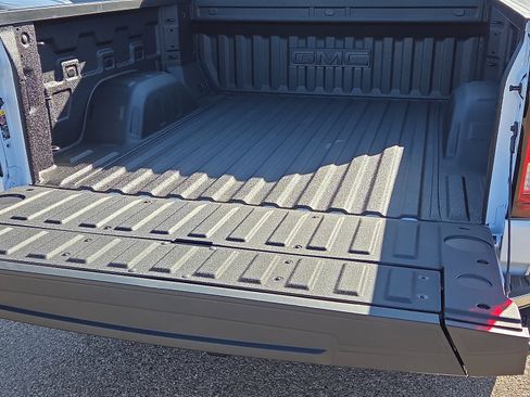 New 2026 GMC Sierra 1500 SLT image 7