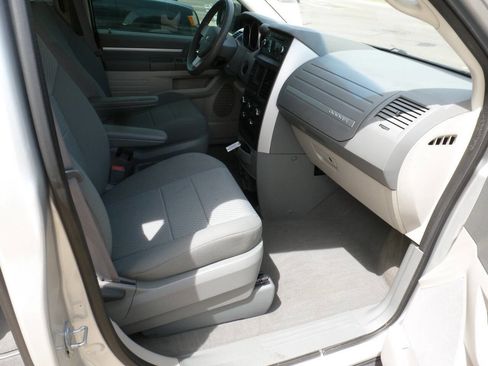 Used 2010 Dodge Grand Caravan SE w/ Climate Group FWD image 11