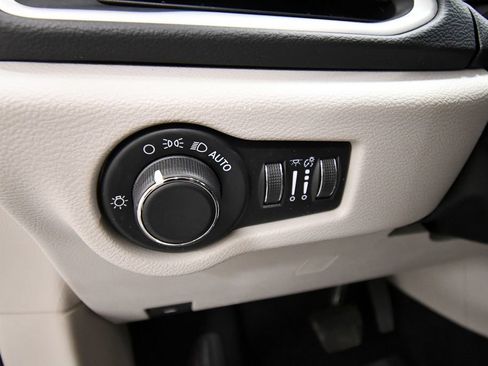 Used 2022 Chrysler Voyager LX FWD image 18
