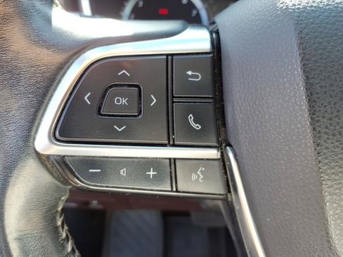 Used 2021 Toyota Highlander XLE AWD/4WD image 30